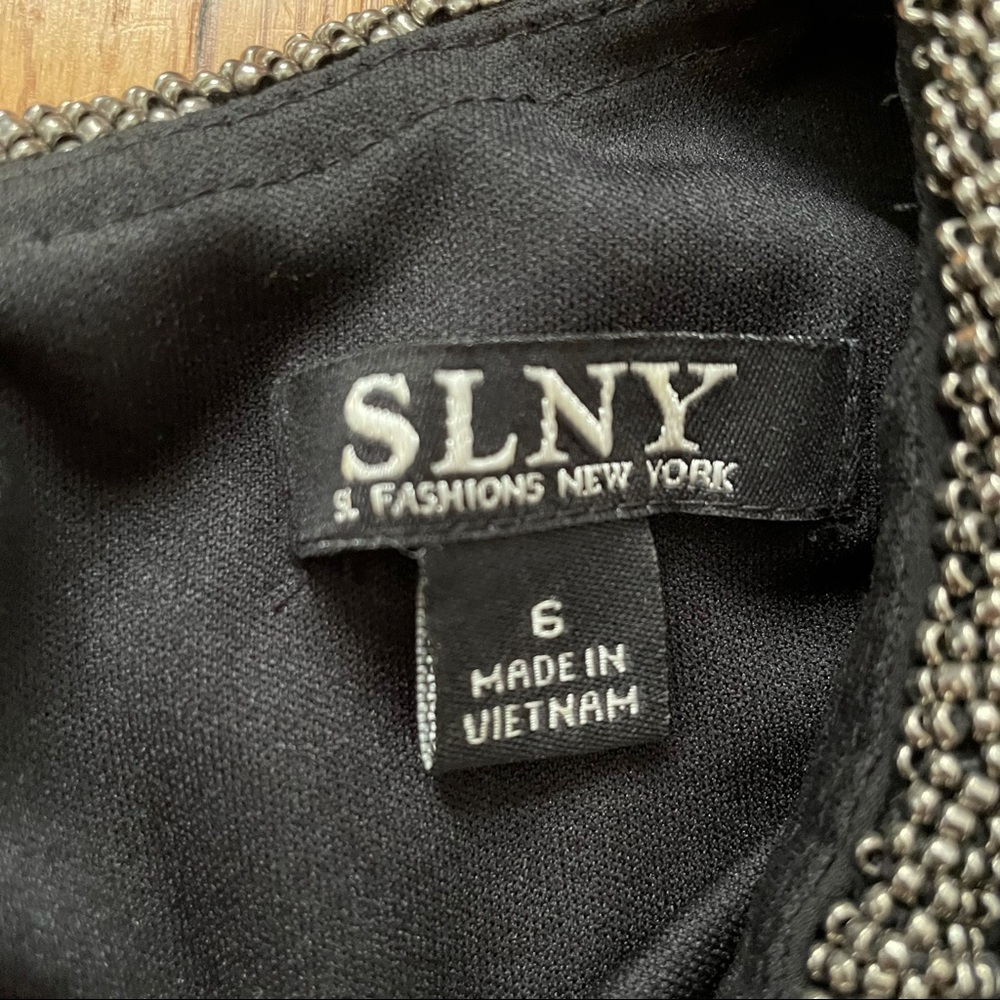 Black sleeveless dress with neck embellishments - Picture 3 of 3